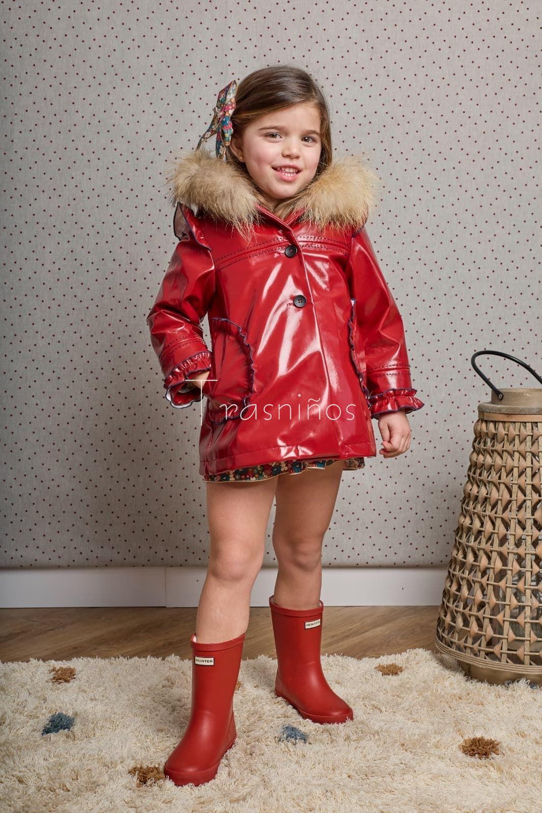 Abrigo charol rojo con capucha pelo de La Martinica invierno 2026 - Imagen 1