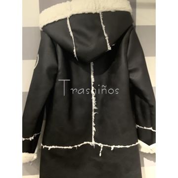 Abrigo pelliza negra niña de Noma Fernández, invierno 2023 - Imagen 2